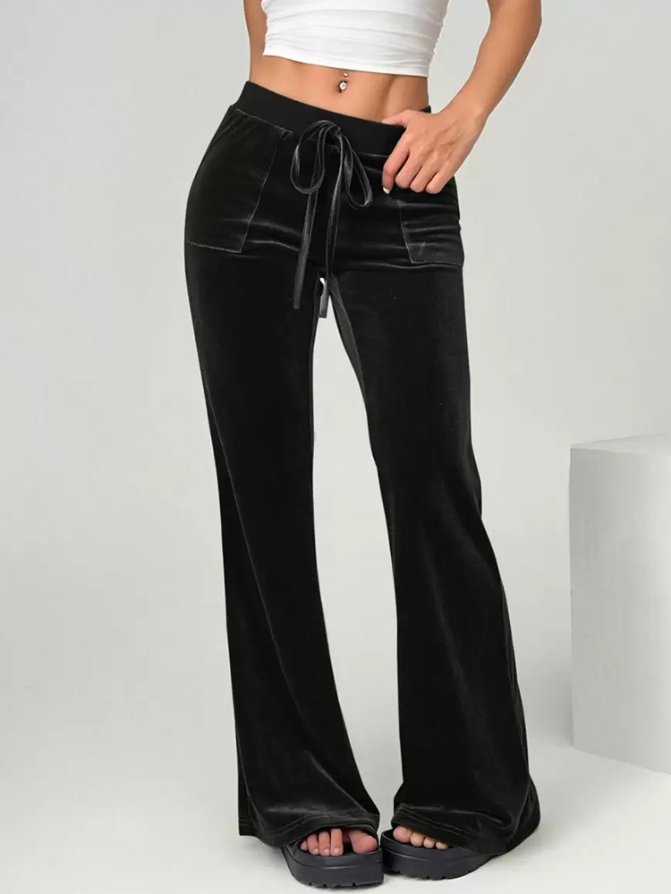 Pantalon évasé  ; en velours fluide.