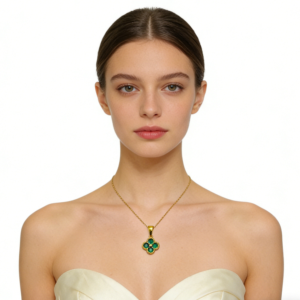 Collier en or 24 carats avec trèfle porte-bonheur