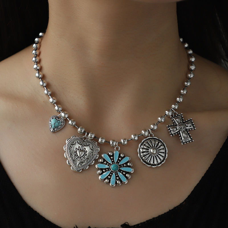 Collier de cire turquoise avec croix vintage en relief