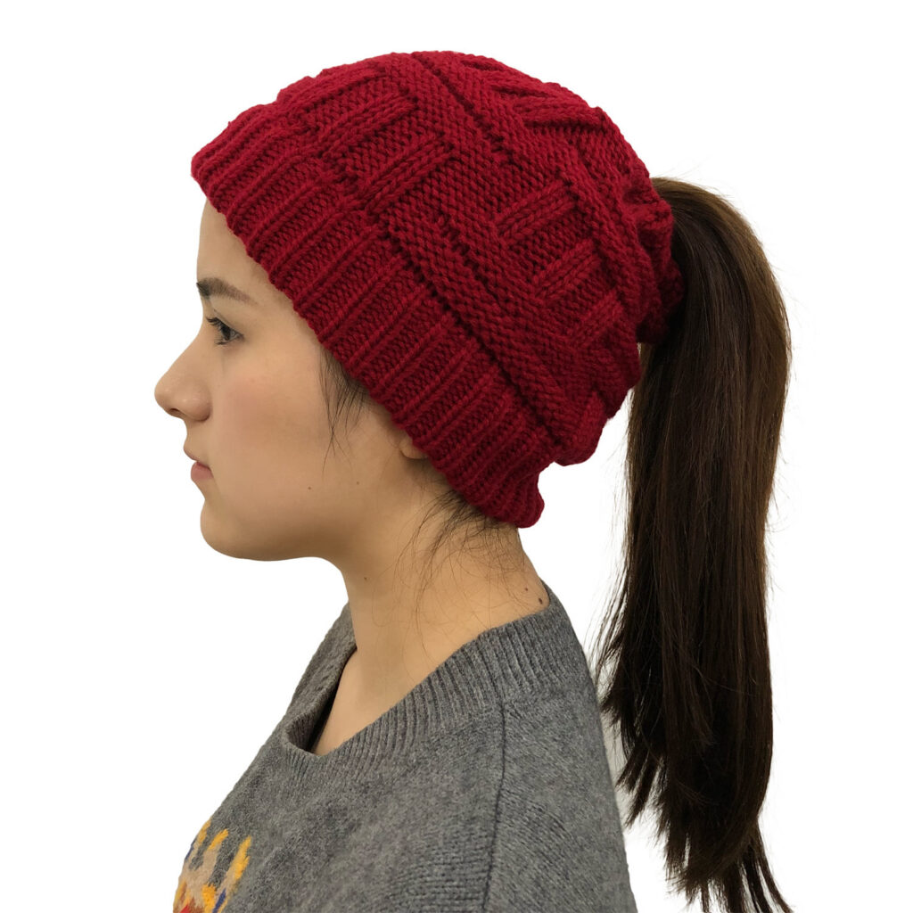 Bonnet tricoté femme avec ouverture queue de cheval – chaud et doux pour l'hiver