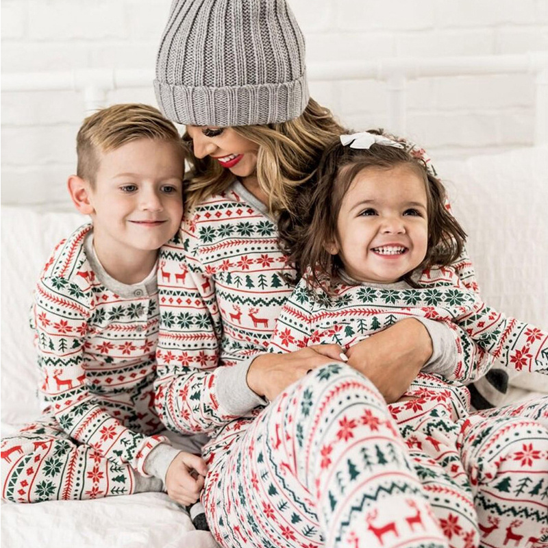 Ensemble de pyjamas de Noël assortis pour toute la famille : Père, Mère, enfants, bébé. Tenue de pyjama pour papa, maman, fille et fils. – Image 4