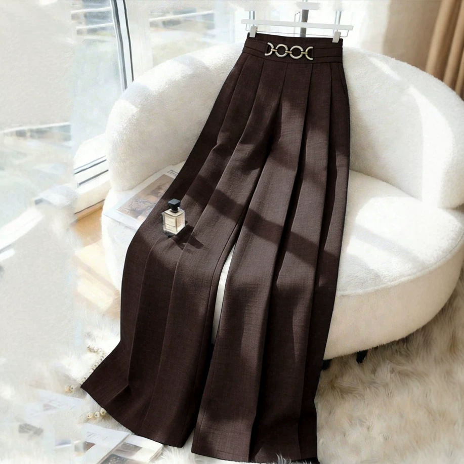 Pantalon large tendance, de couleur unie et drapé, orné d'une chaîne métallique