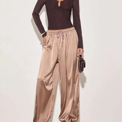 Pantalon décontracté de style maison en satin, coupe ample, jambes larges et longues, avec cordon de serrage